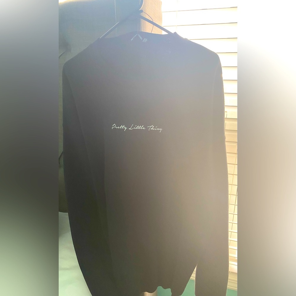 Hi, I am selling a black sweatshirt size 22 in woman from pretty little thing.